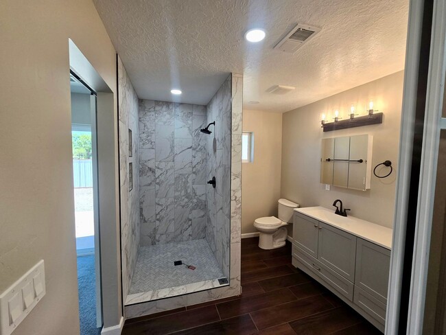 Building Photo - ***NEW*** 3-bedroom, 2-bath home in Albuquerque with all the modren finishes!
