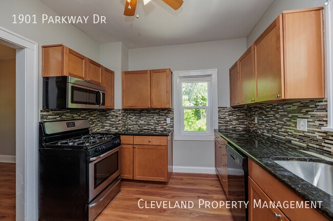 Building Photo - Updated Cleveland Hts. Colonial