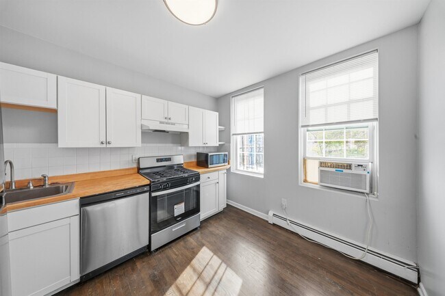 Building Photo - 303 3rd St