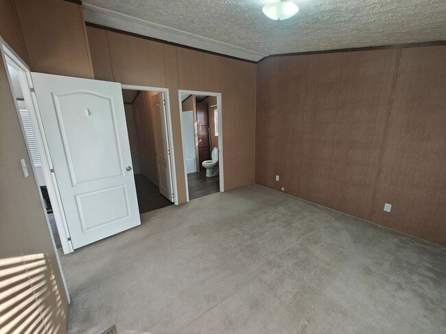 Building Photo - 2 bedroom home