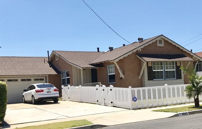 Primary Photo - Charming 4-Bed 3-Bath in Paradise Hills