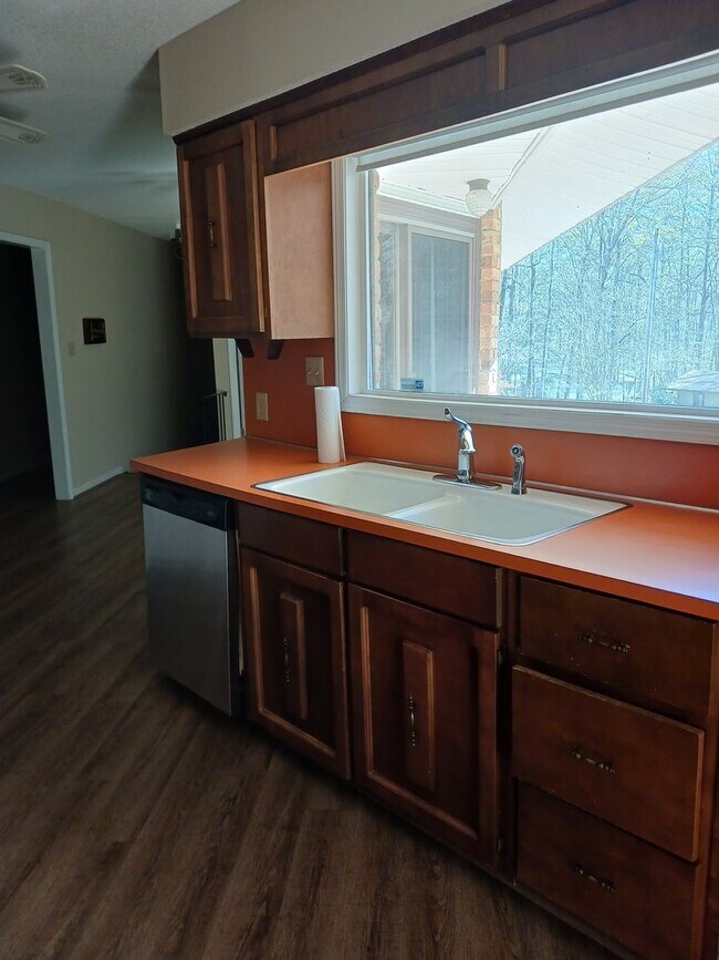 Building Photo - Charming 4BR/2.5BA Retreat on 2 Acres-Available Now!