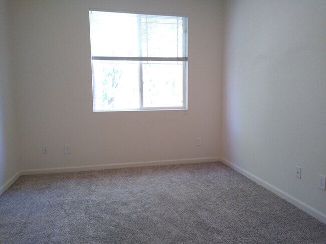 Building Photo - Beautiful and Spacious 3 Bedroom 2 Bath To...