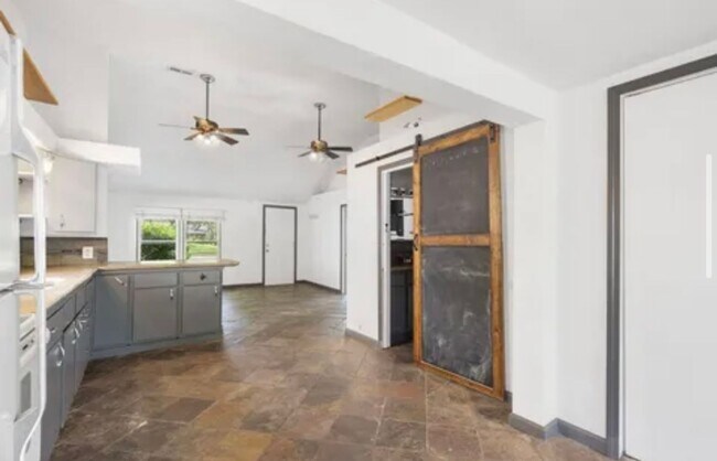 Building Photo - 3 Bedroom | 1 Bathroom | 1 Car Detached Ga...
