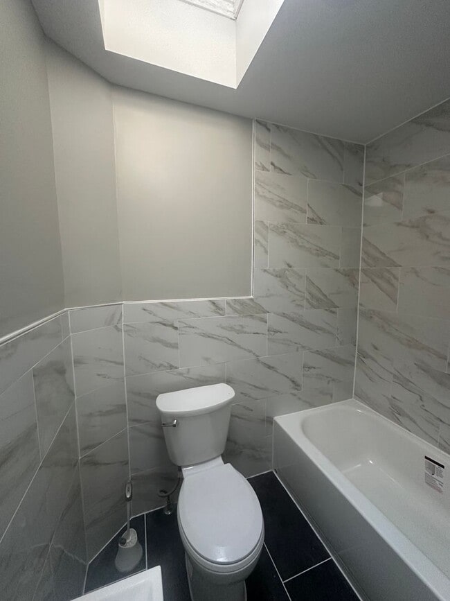Building Photo - 3 Bed / 1 Bath Fully Renovated Row Home in...
