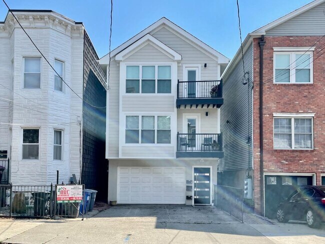 Building Photo - 126 OGDEN Ave