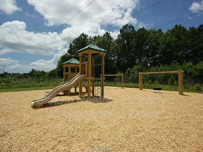 Building Photo - 557 Truman Dr