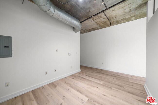 Building Photo - 645 W 9th St