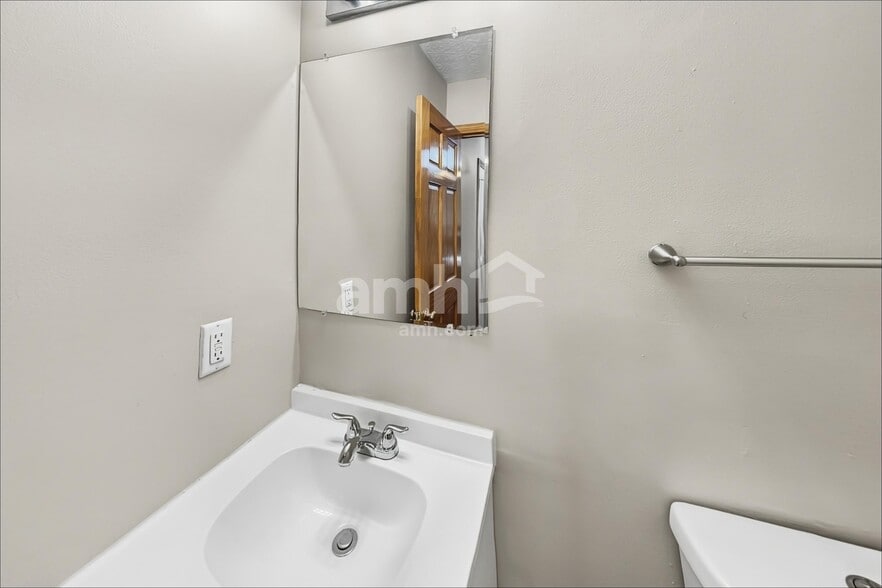 Building Photo - 808 Gascony Dr