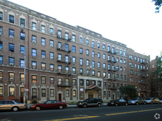 Building Photo - Quintess Apartments