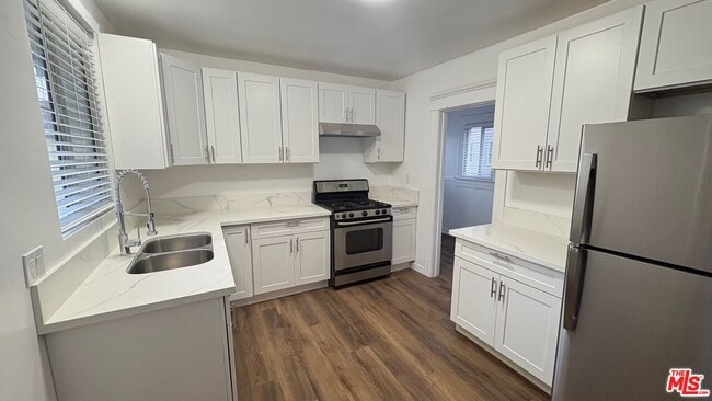 Building Photo - 120 S Catalina St