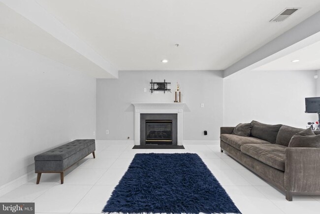 Building Photo - 2012 Broadacres Dr
