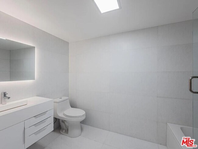 Building Photo - 7062 Hawthorn Ave