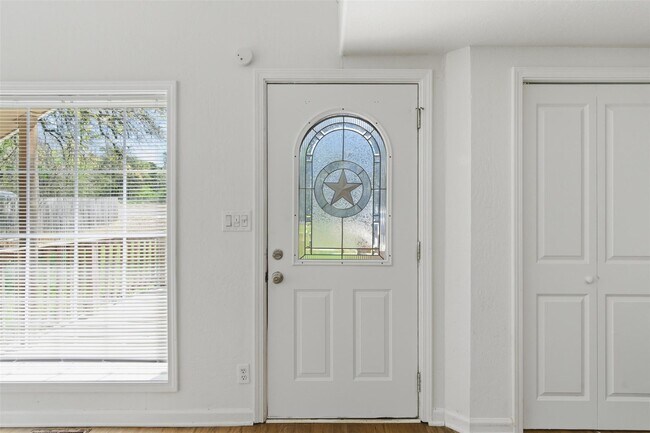 Building Photo - 105 Lazy Ike Ln