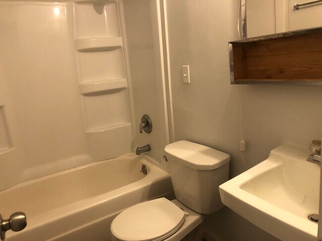 Building Photo - 1265 NE Hillside Dr