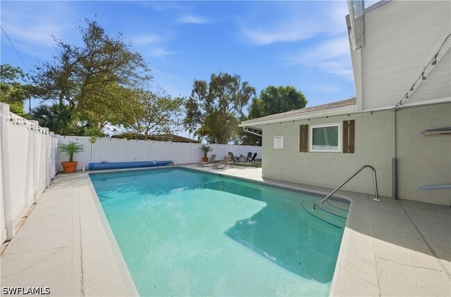 Building Photo - 2473 Poinciana St