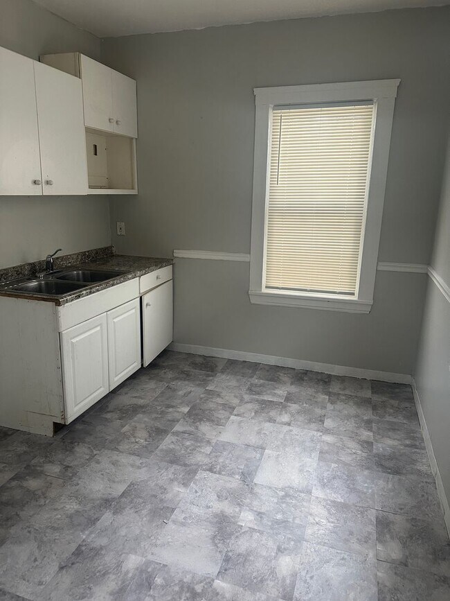 Building Photo - Nice Cozy downstairs unit