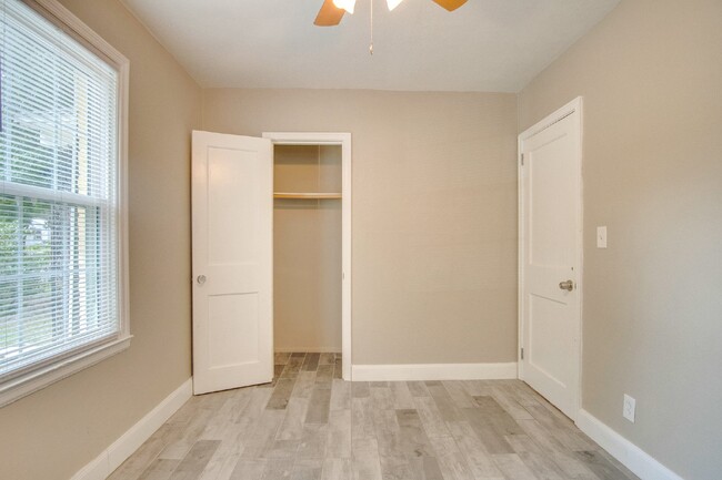 Building Photo - Beautifully Renovated 2BR in Navy Point - ...