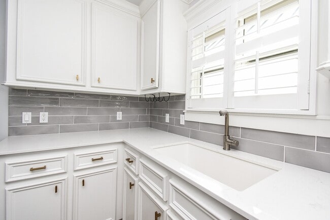 Building Photo - 1349 Heights Blvd