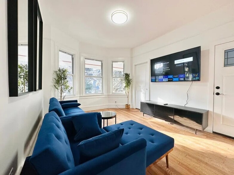 Building Photo - Furnished room/NOT APARTMENT