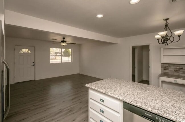 Building Photo - Remodeled 4-Bedroom Home in the Heart of K...