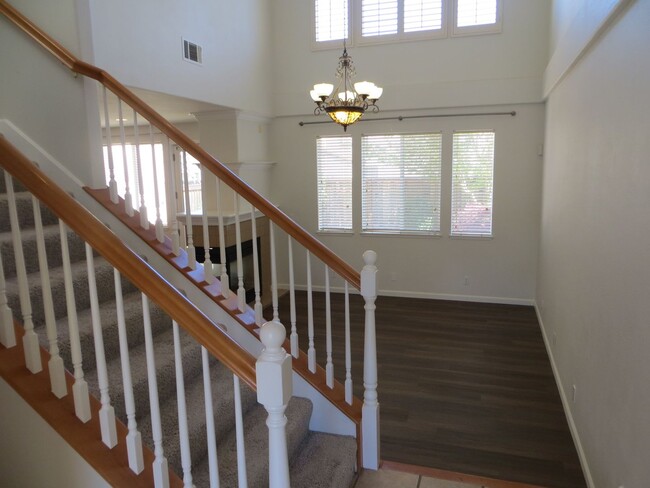 Building Photo - Beautiful Palomares Hills townhouse!