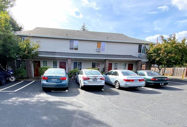 Building Photo - Large Updated 2 Bed, 1.5 Bath Townhouse w/ Washer & Dryer + Off-street Parking