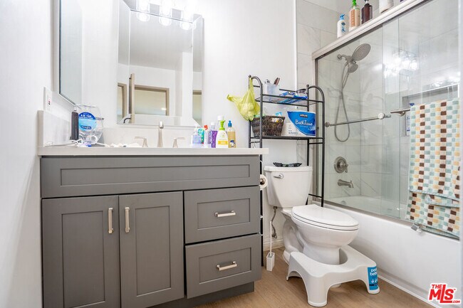 Building Photo - 5533 N Charlotte Ave