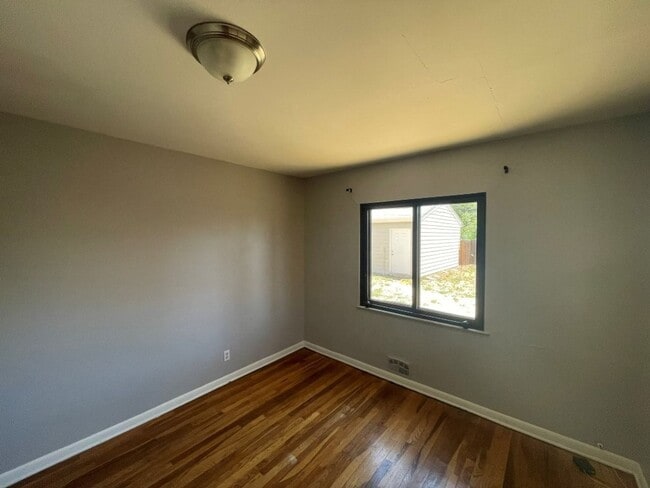 Building Photo - Spacious 3 bed/1 bath w/W/D and 2 car garage