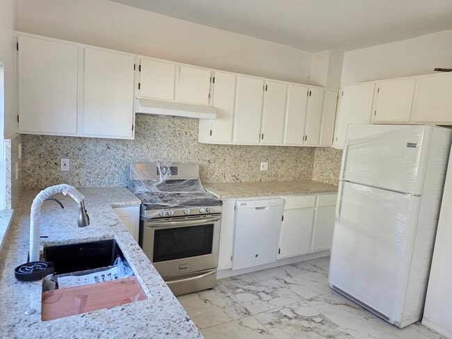 Building Photo - 122 Hawley St