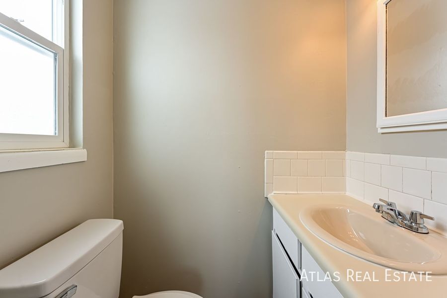 Building Photo - 916 Victor St