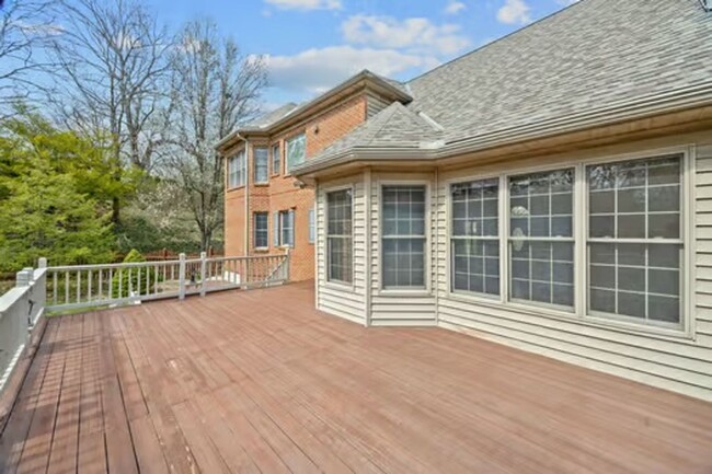 Building Photo - Silverton- Meticulous 4+ bedroom, 5ba, 2 car