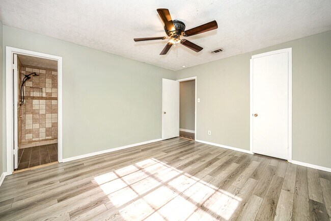 Building Photo - Move in ready 3 Bed 2 Bath Home in East Central School District!