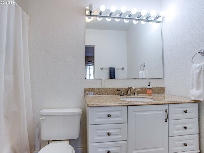 Building Photo - Great 2 Bed 2 Ba bungalow located in the P...