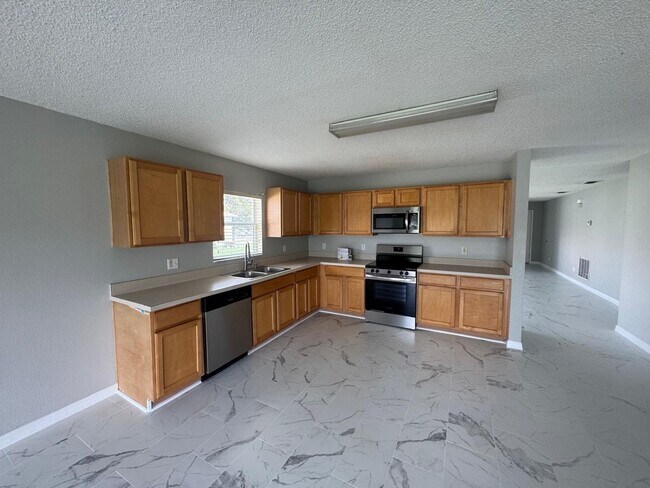 Building Photo - Spacious 4 bedroom house in Waterford Chase