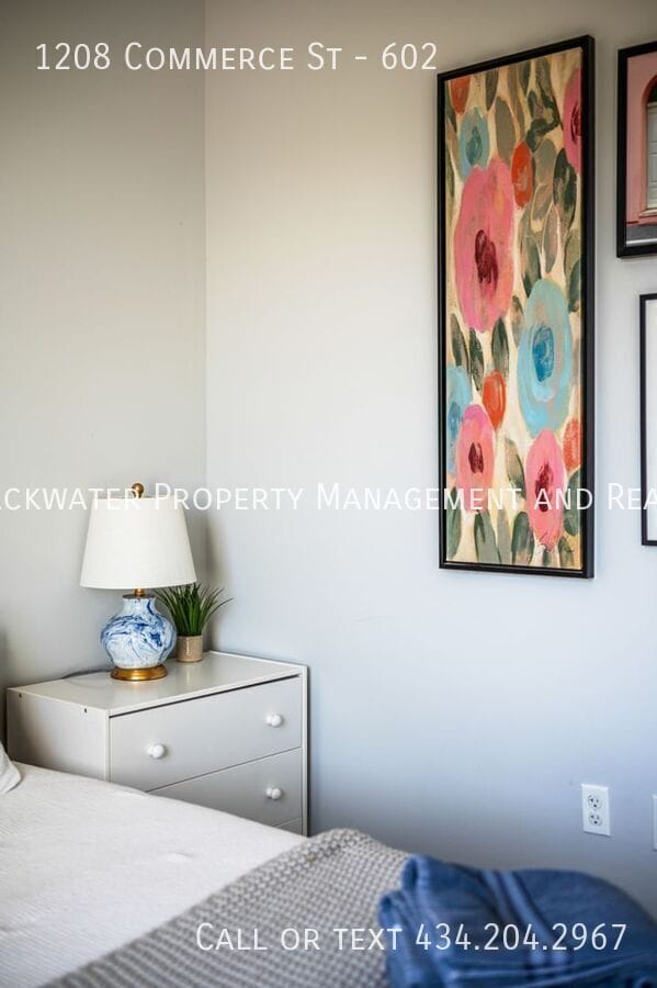 Building Photo - 1208 Commerce St