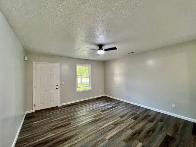 Building Photo - Renovated  3 bedrooms 1 full bath