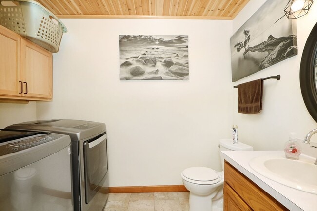 Building Photo - Spacious Home for Rent!
