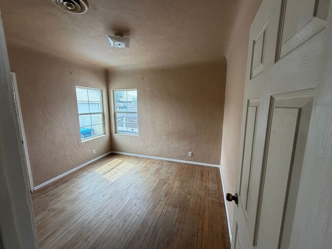 Building Photo - Charming and spacious Needles home