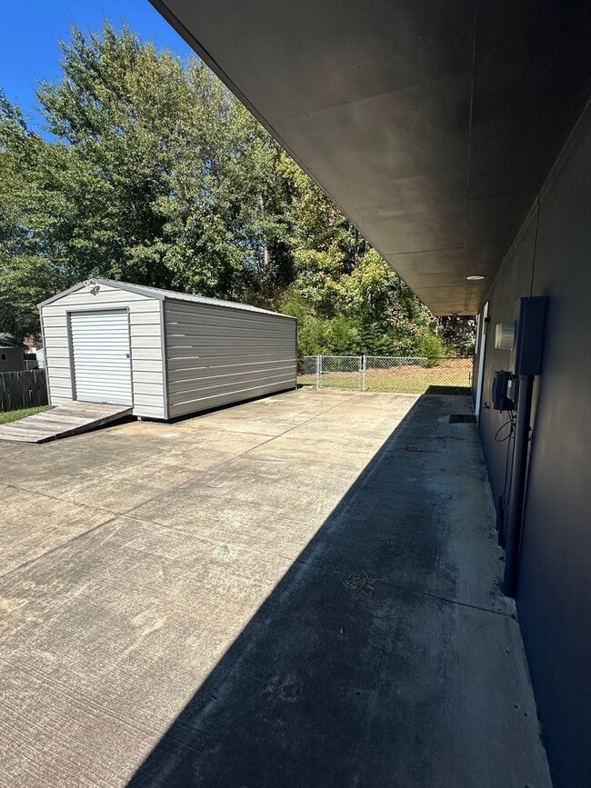 Building Photo - 3 Bedroom, 2 Bath Home in Golden Springs