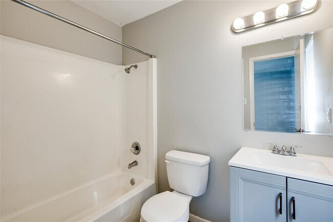 Building Photo - 915 Chisholm Cove