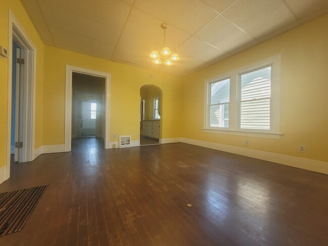 Primary Photo - 915 W 3rd St