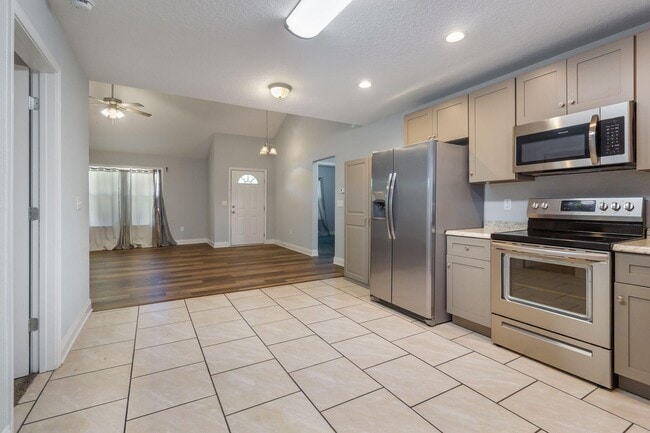 Building Photo - 515 Grand Ridge Dr