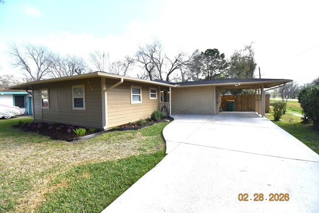 Building Photo - 623 Honeysuckle Dr