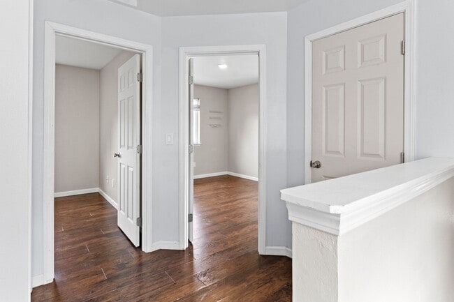 Building Photo - Spacious 2-Bedroom Duplex Near Tacoma Mall...