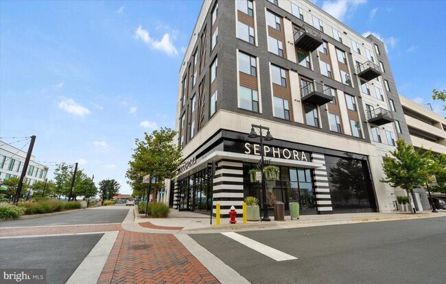 Building Photo - 44848 Tiverton Sq