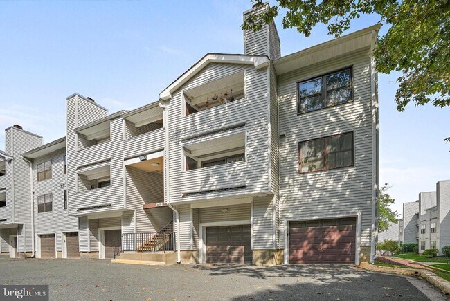 Building Photo - 1605 Carriage House Terrace
