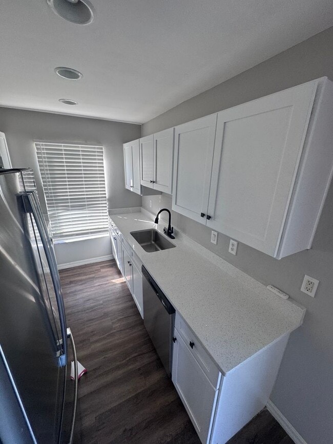 Building Photo - 338 Harold Ave S