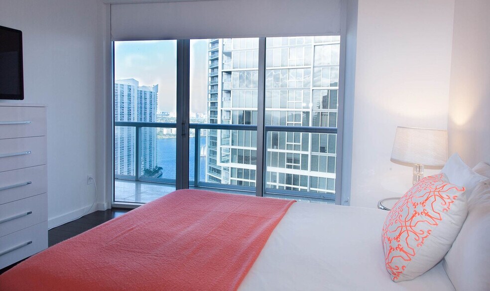 Building Photo - 485 Brickell Ave