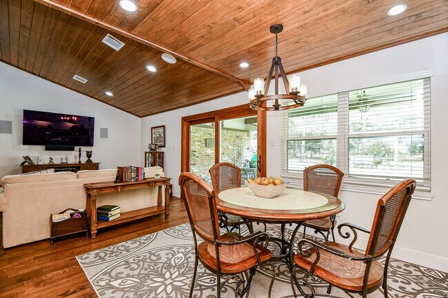 Building Photo - 922 Chantilly Ln